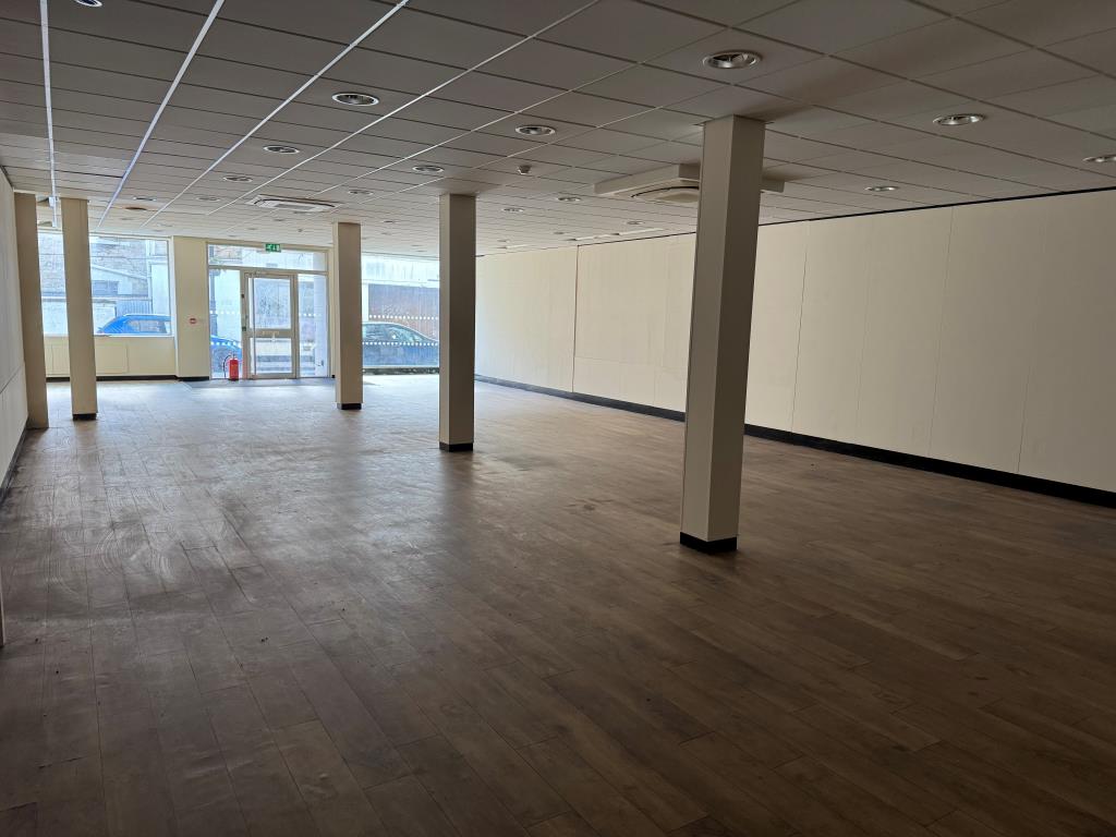 Lot: 113 - 2,300 SQ. FT. FREEHOLD VACANT TOWN CENTRE COMMERCIAL UNIT - Vacant unit with wood effect floor and ceiling tiles